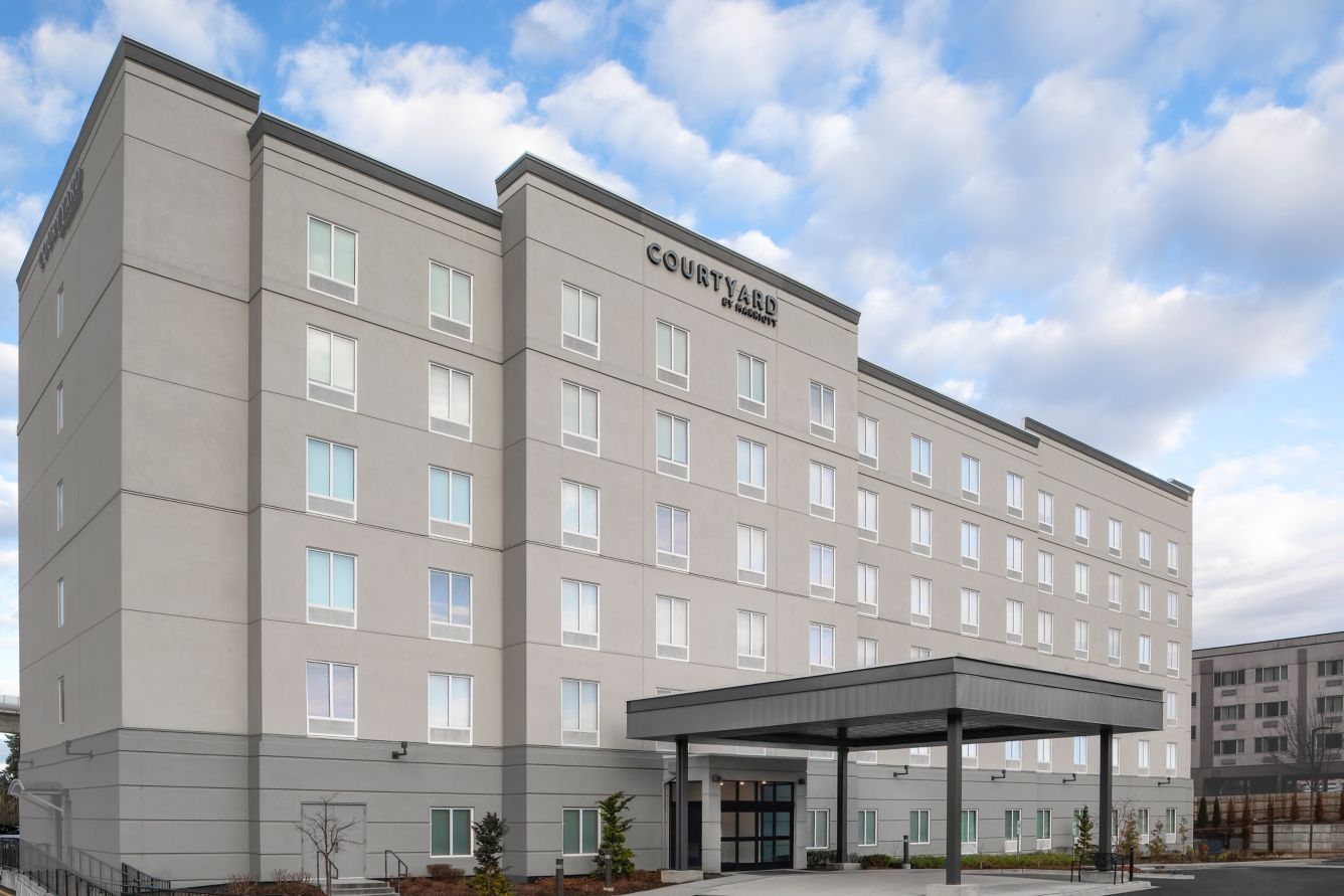 Courtyard Seattle SeaTac Airport - The Courtyard by Marriott is conveniently located 1 mile from SeaTac Airport.