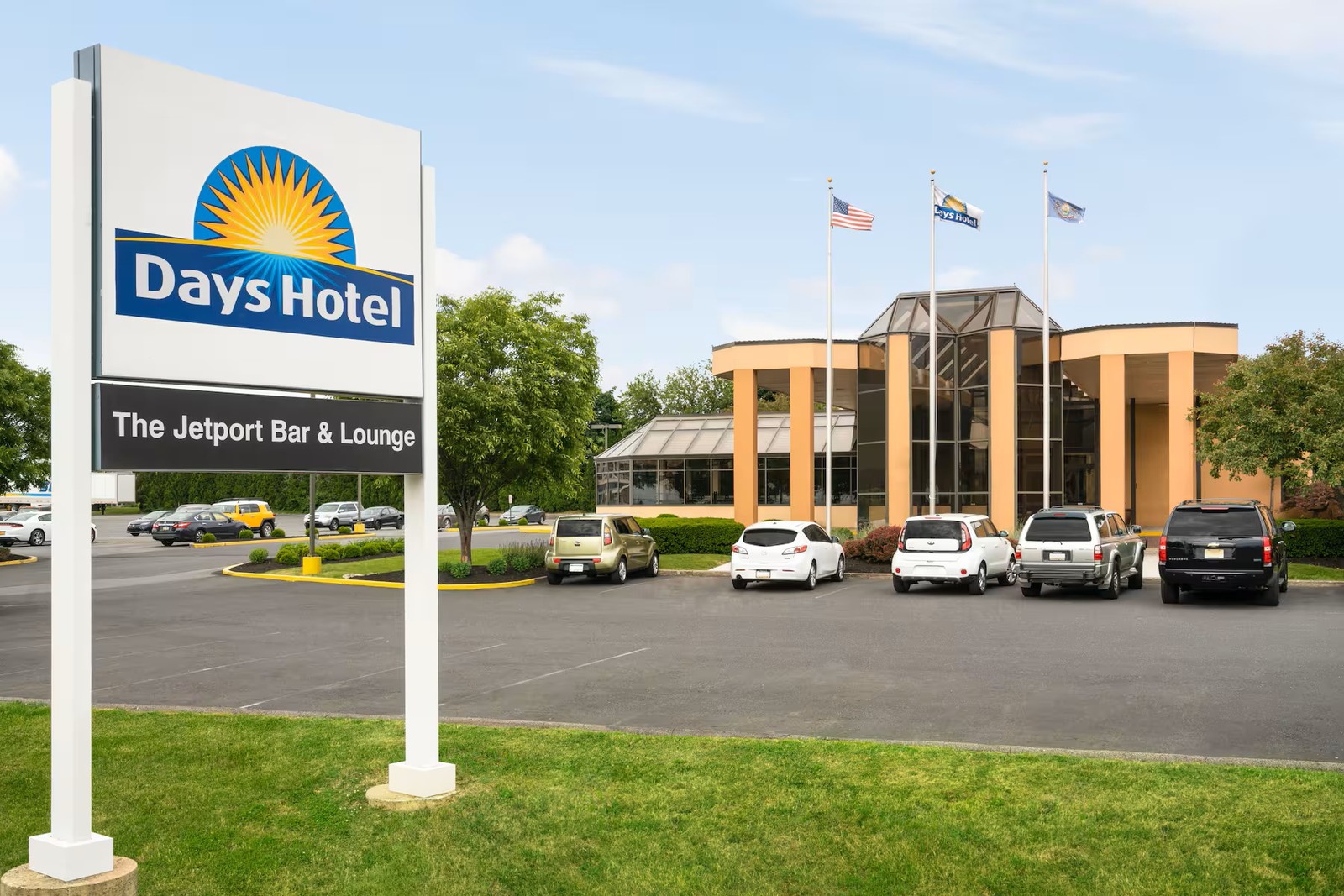 Days Hotel by Wyndham Allentown Airport Lehigh Valley - The Days Hotel is newly renovated, and conveniently located one mile from Lehigh Valley International Airport.
