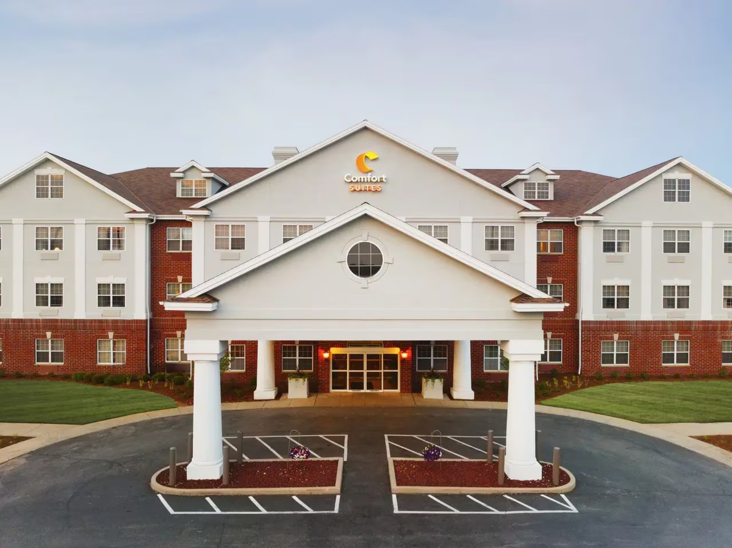 Comfort Suites Milwaukee Airport - Located close to the Milwaukee airport with ample parking.