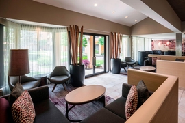 Courtyard by Marriott Chicago O'Hare - Relax with friends & family in the hotel's lobby.