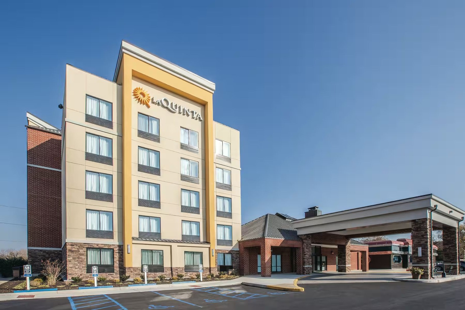 La Quinta Inn and Suites Philadelphia Airport - The La Quinta is located 3 miles from the Philadelphia International Airport.