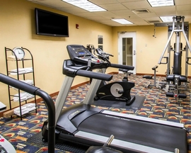 Clarion Inn and Suites Miami Airport - Keep up with your gym routine in the hotel's fitness center. 
