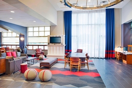 Four Points by Sheraton Philadelphia Airport - Relax in the comfortable seating of the hotel lobby. 