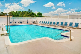 Four Points by Sheraton Philadelphia Airport - Enjoy family time in the large outdoor pool. 