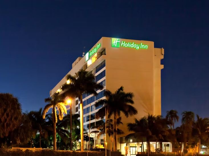Holiday Inn Miami West Airport - The Holiday Inn is located 8 miles from the airport and 11 miles from the cruise port.