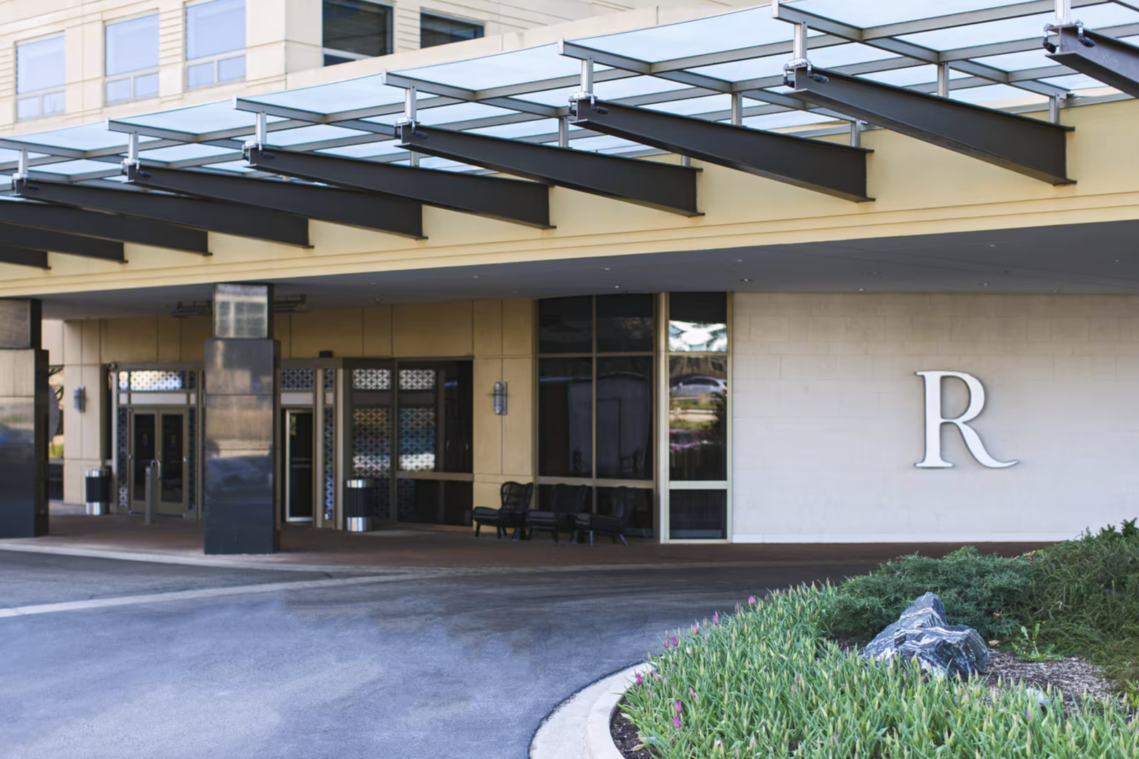 Renaissance Chicago O'Hare Suites Hotel - The Renaissance is conveniently located 3.5 miles from the O'Hare Airport.