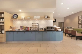 Country Inn & Suites by Radisson Indianapolis Airport South - Start your day off right with a complimentary breakfast.