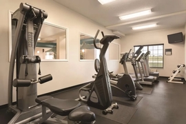 Country Inn & Suites by Radisson Indianapolis Airport South - Keep up with gym routine in hotel's fitness center. 
