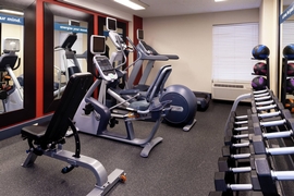 Hampton Inn Greensboro Airport - Keep up with your gym routine in the hotel's fitness center. 