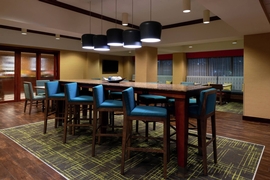 Hampton Inn Greensboro Airport - Gather with friends and family in the lobby to socialize.