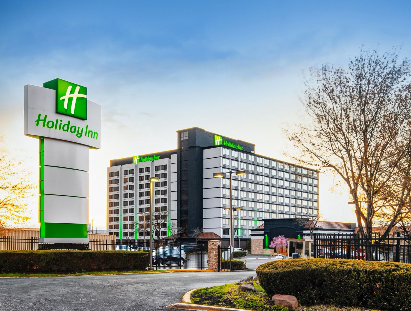 Holiday Inn Newark International Airport - The Holiday Inn is conveniently located 2.5 miles from the Newark Liberty International Airport.