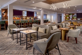 Hilton St. Louis Airport - Grab some drinks at the hotel's lounge. 