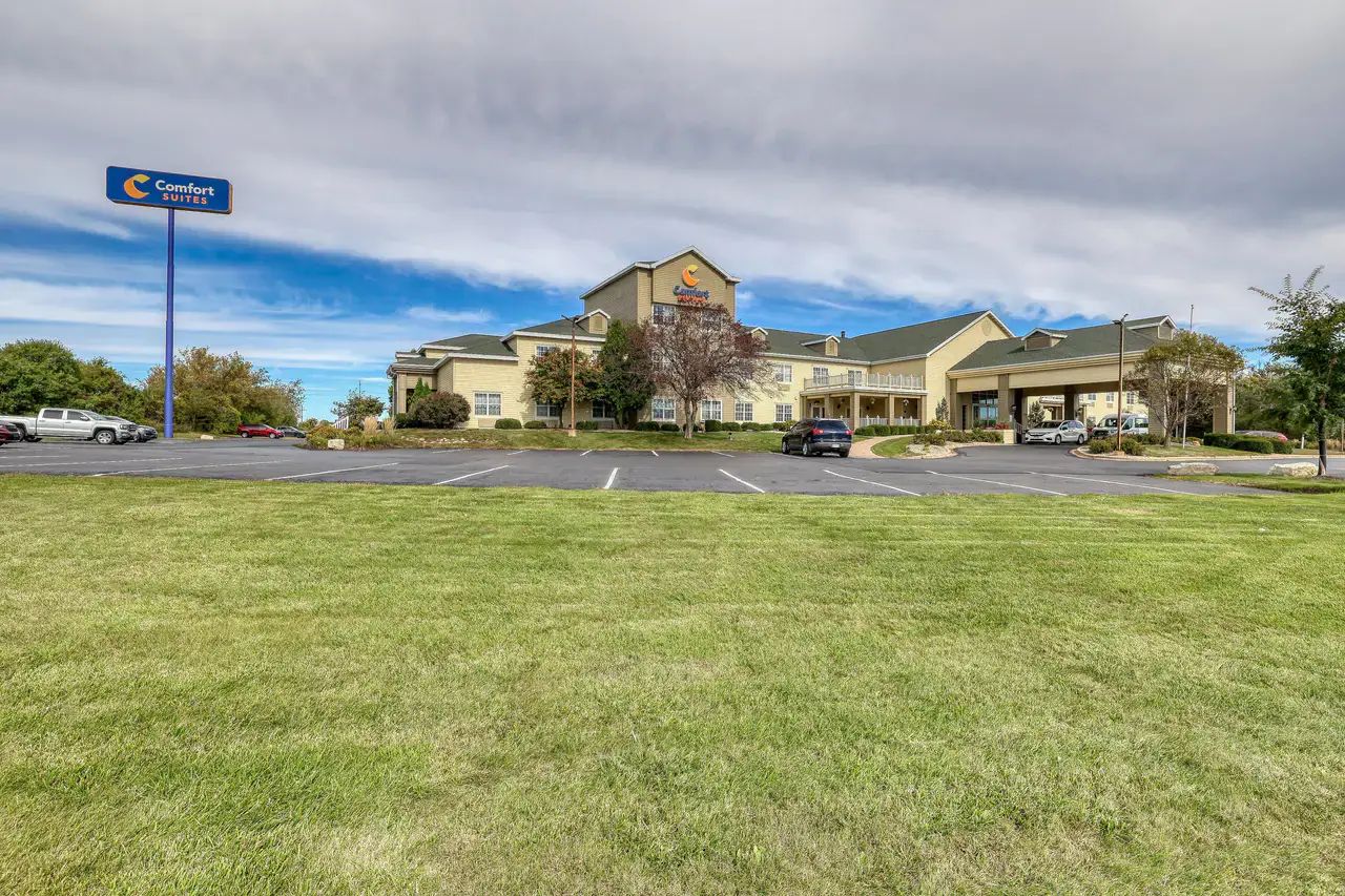 Comfort Suites Appleton Airport - The Comfort Suites is conveniently located 2 miles from the Appleton Airport.