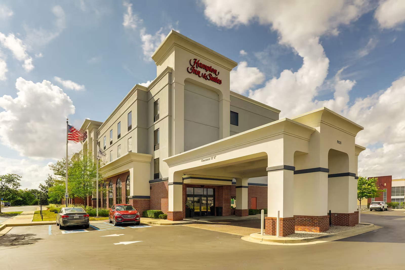 Hampton Inn & Suites Indianapolis Airport - The Hampton Inn & Suites is located 3 miles from the Indianapolis Airport. 