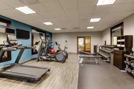 Hampton Inn & Suites Indianapolis Airport - Keep up with your gym routine in the hotel's fitness center. 