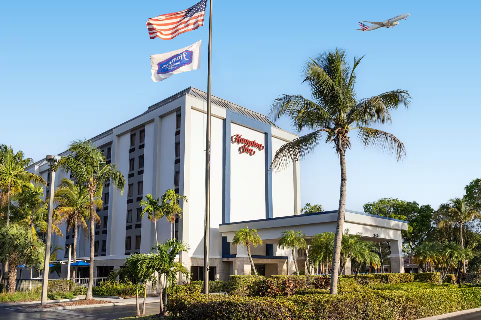 Hampton Inn Miami Airport West - The Hampton Inn is located 5 miles from the Miami Airport & 10 miles from the Port of Miami.