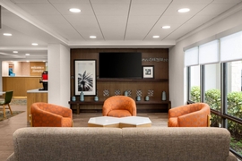 Hampton Inn Miami Airport West - Relax with travel companions in the hotel's lobby.