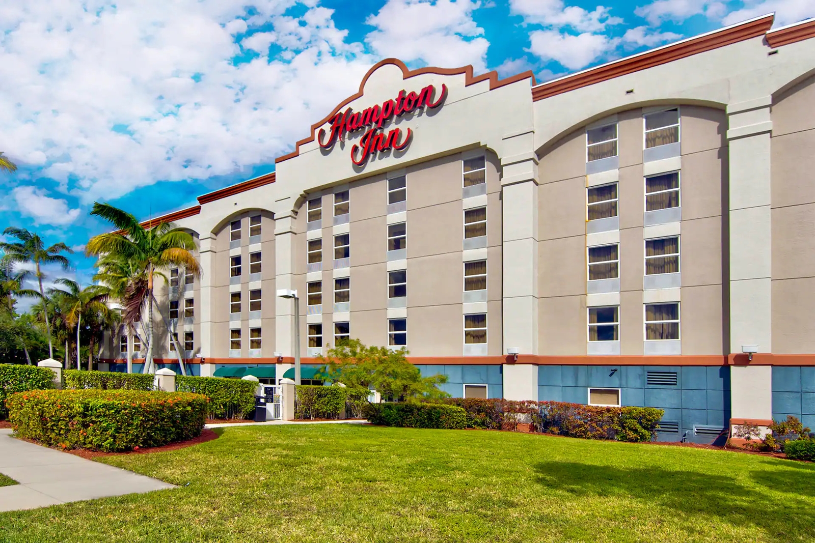 Hampton Inn Ft. Lauderdale Airport North Cruise Port - The Hampton Inn is conveniently located 3 miles from both the airport and cruise port. 