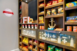 Hampton Inn Ft. Lauderdale Airport North Cruise Port - Grab snacks, drinks, and essentials at the hotel's suite shop located near the lobby. 