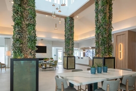 Hilton Garden Inn Orlando Airport - Relax in the lobby with travel companions. 