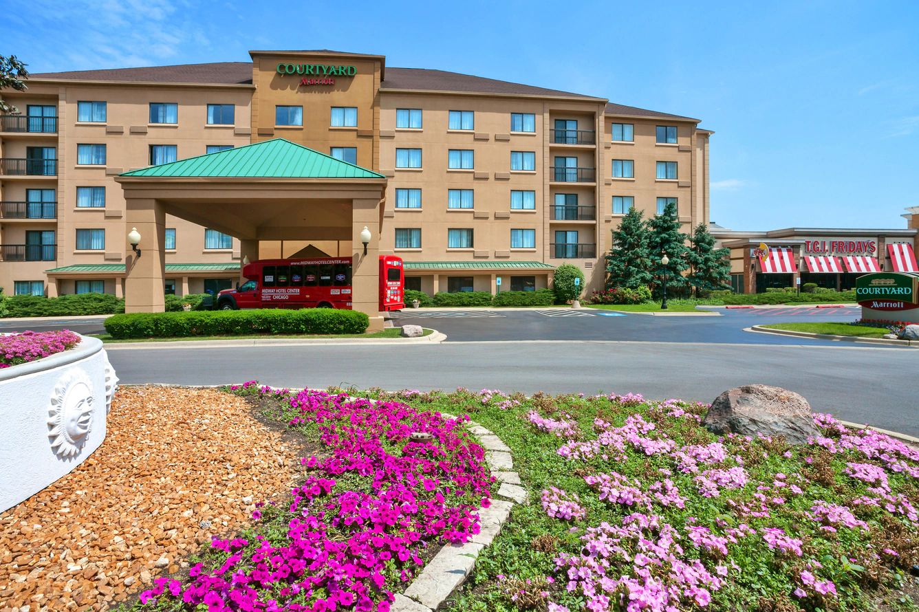 Courtyard Marriott Midway - 7 Days Parking - The Courtyard is conveniently located 1 mile from the Midway Airport.