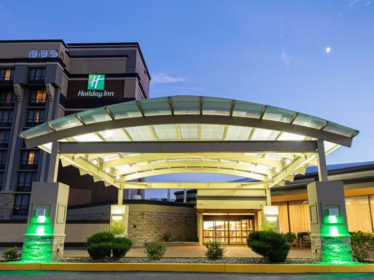 Holiday Inn St Louis Airport West Earth City - The Holiday Inn is located 6 miles from the St. Louis Airport.