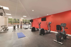 Radisson Hotel Atlanta Airport - Keep up with your gym routine in the hotel's fitness center. 