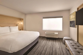 Radisson Hotel Atlanta Airport - The standard king room includes complimentary WiFi.