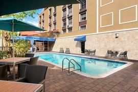 Hampton Inn & Suites FLL Airport South - Relax with friends and family at the hotel's outdoor pool. 