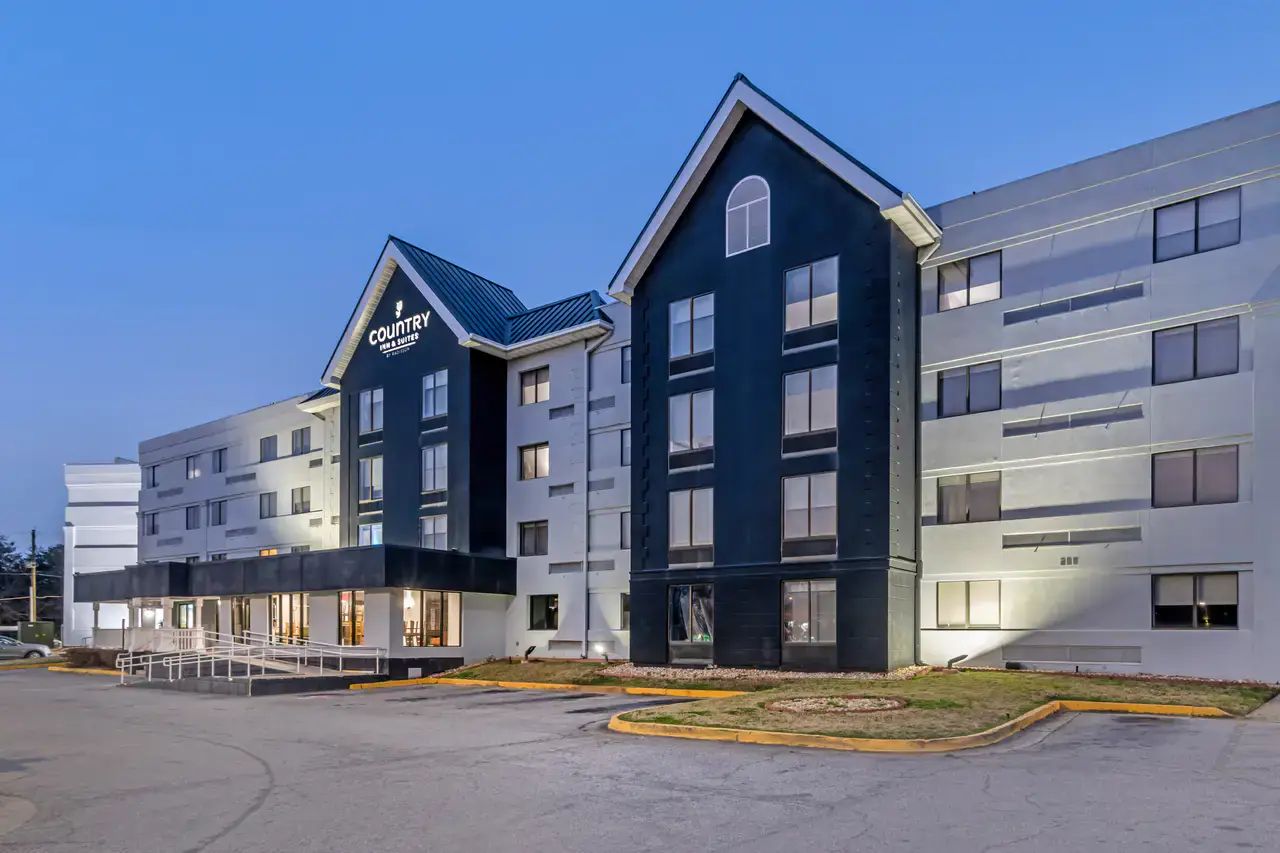 Country Inn & Suites Atlanta Airport South - The Country Inn & Suites is conveniently located 2 miles from the Atlanta Airport.