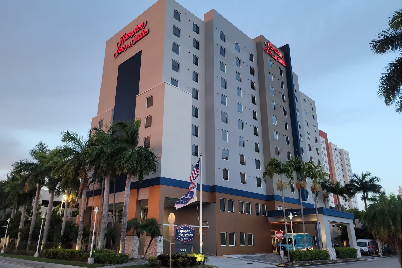 Hampton Inn & Suites Miami Airport South Blue Lagoon - The Hampton Inn & Suites is located 2 miles from Miami Airport & 6 miles from the Port of Miami. 