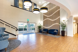Hampton Inn & Suites Miami Airport South Blue Lagoon - Relax in the lobby while waiting on your transfer.