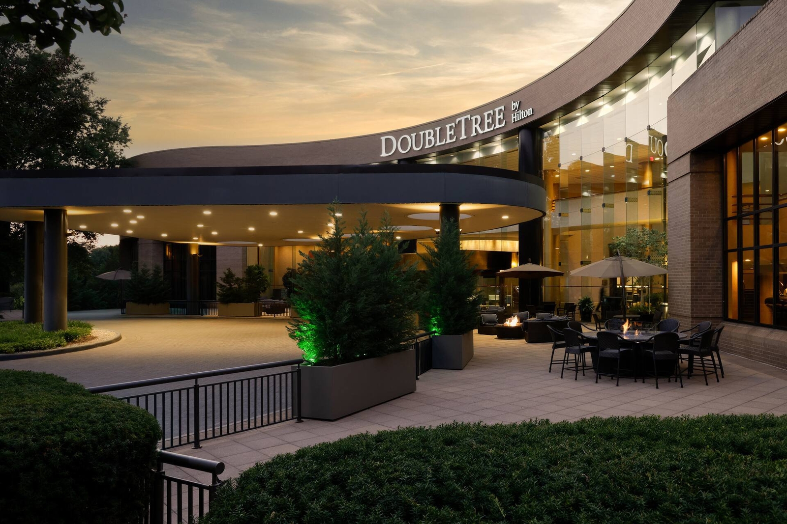 DoubleTree Washington Dulles Airport - The DoubleTree is conveniently located 3 miles from Washington Dulles Airport.