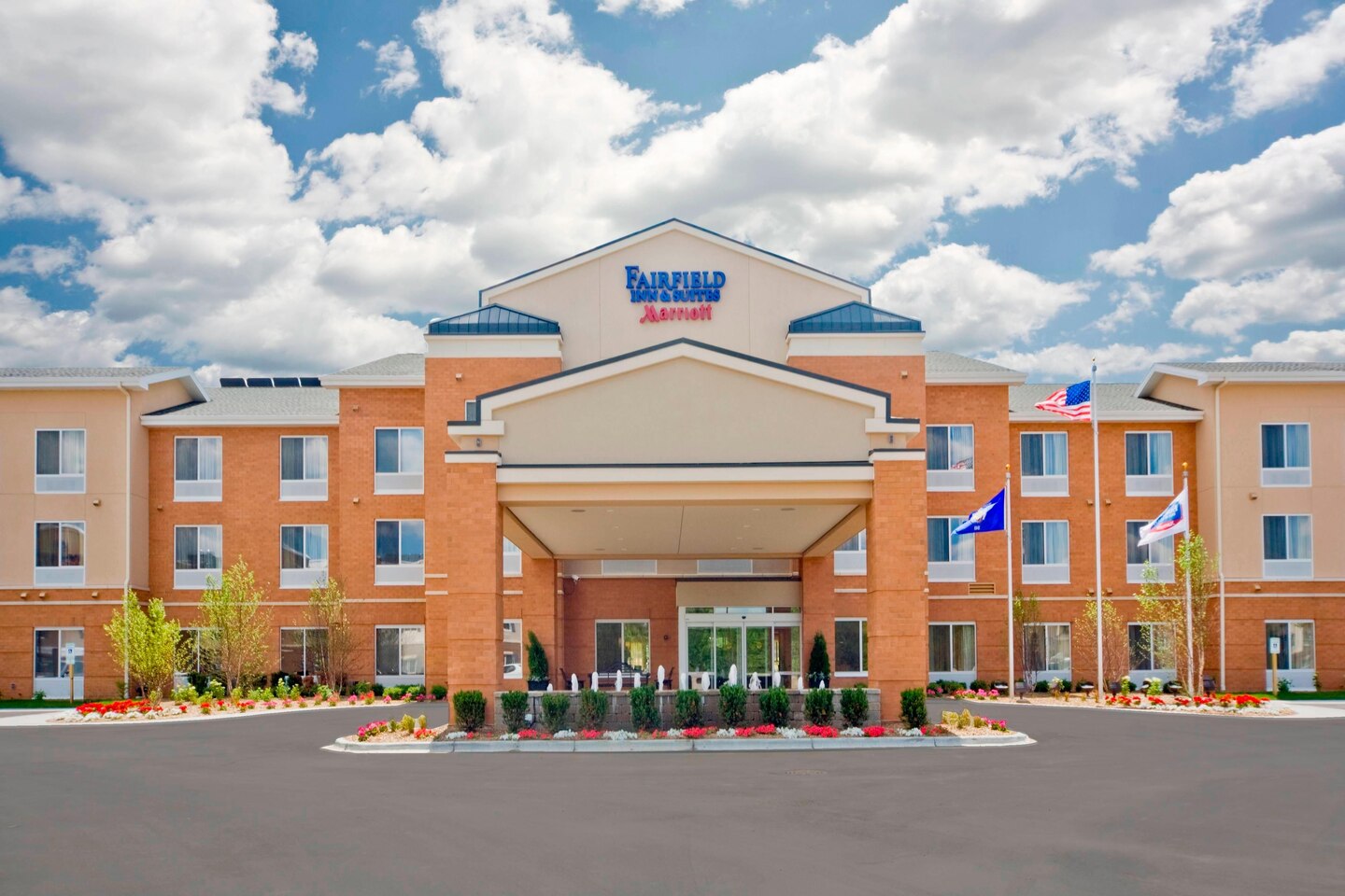 Fairfield Inn and Suites by Milwaukee Airport - Step into comfort at Fairfield Inn & Suites Milwaukee Airport, offering a free shuttle. Easily access Grant Park Golf Course and IKEA Oak Creek.