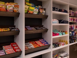Sonesta Chicago O'Hare Airport - Stop into the gift shop and grab a snack or a souvenir to take home! 