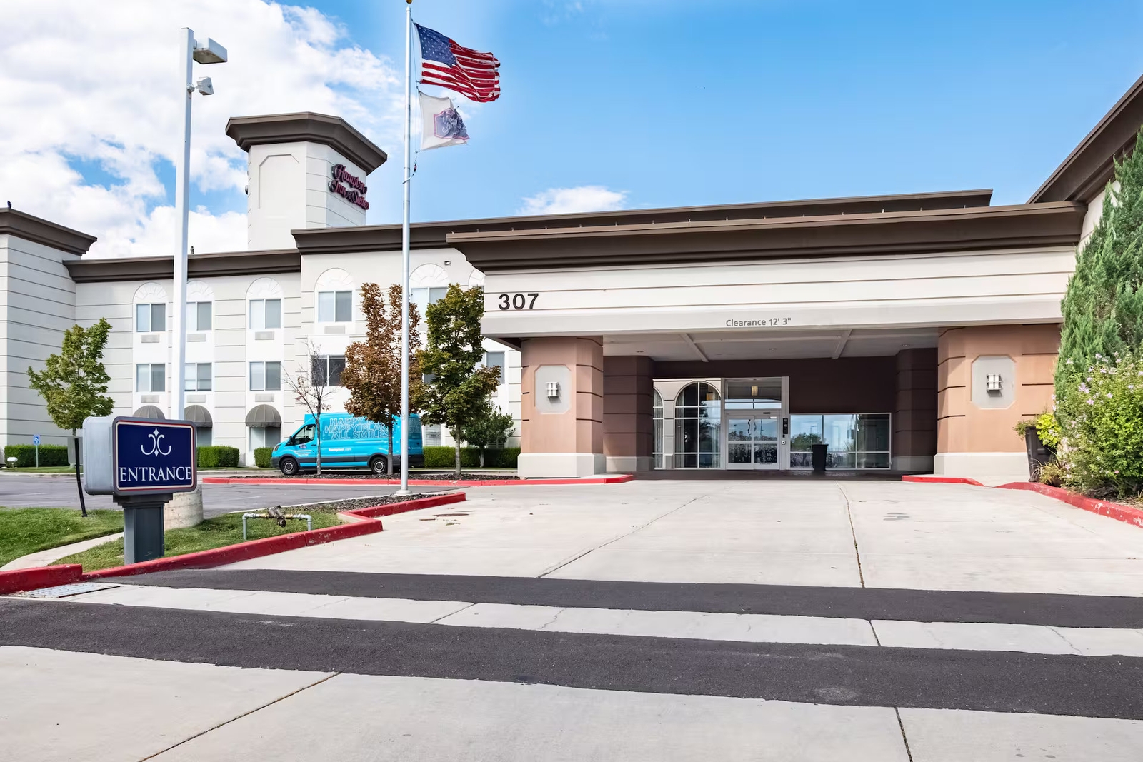 Hampton Inn & Suites Salt Lake City Airport - The Hampton Inn & Suites is located 4 miles from Salt Lake City International Airport.