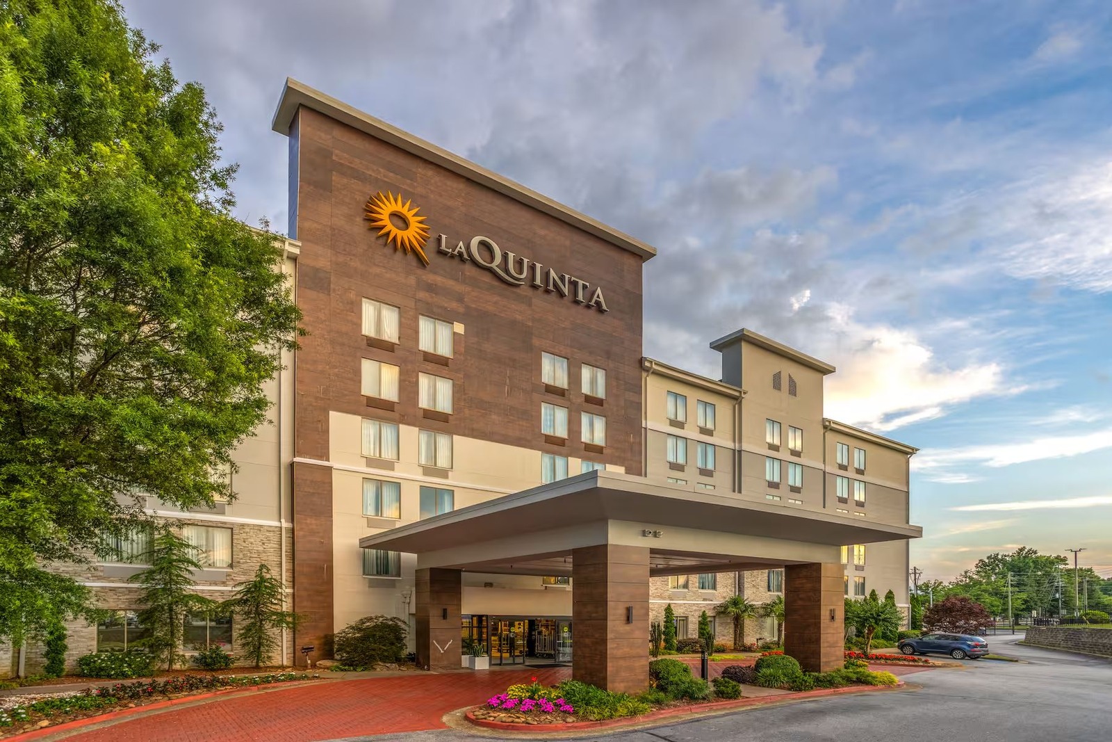 LaQuinta Inn & Suites Atlanta Airport North - The LaQuinta is conveniently located 3 miles north of the Atlanta Airport.