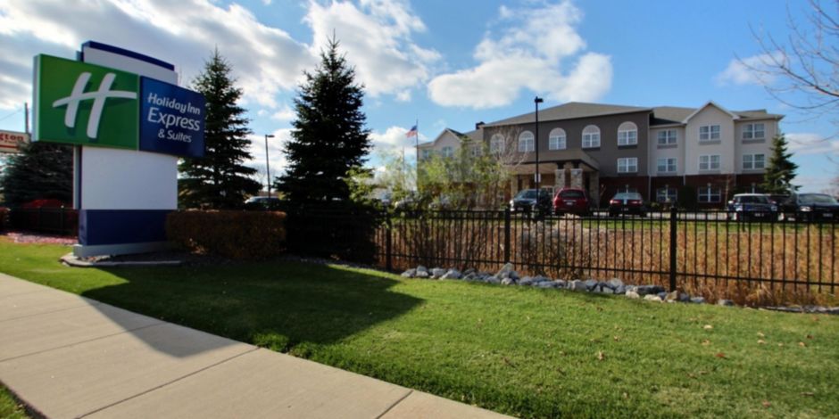 Holiday Inn Express Milwaukee Airport - The Holiday Inn Express is conveniently located 2 miles west of the airport.