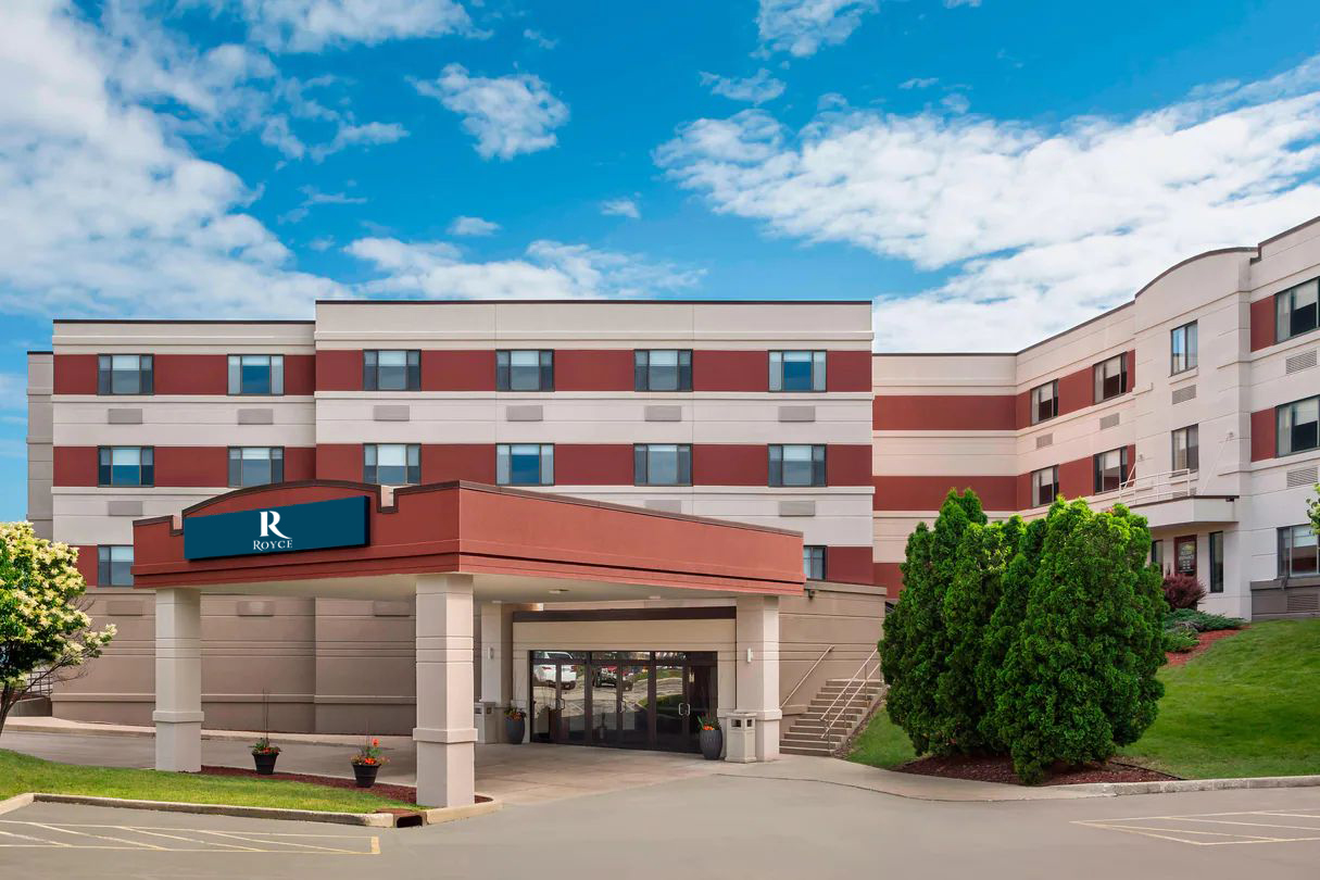 Royle Hotel - Royce Hotel is conveniently located across the street from the Milwaukee Airport.