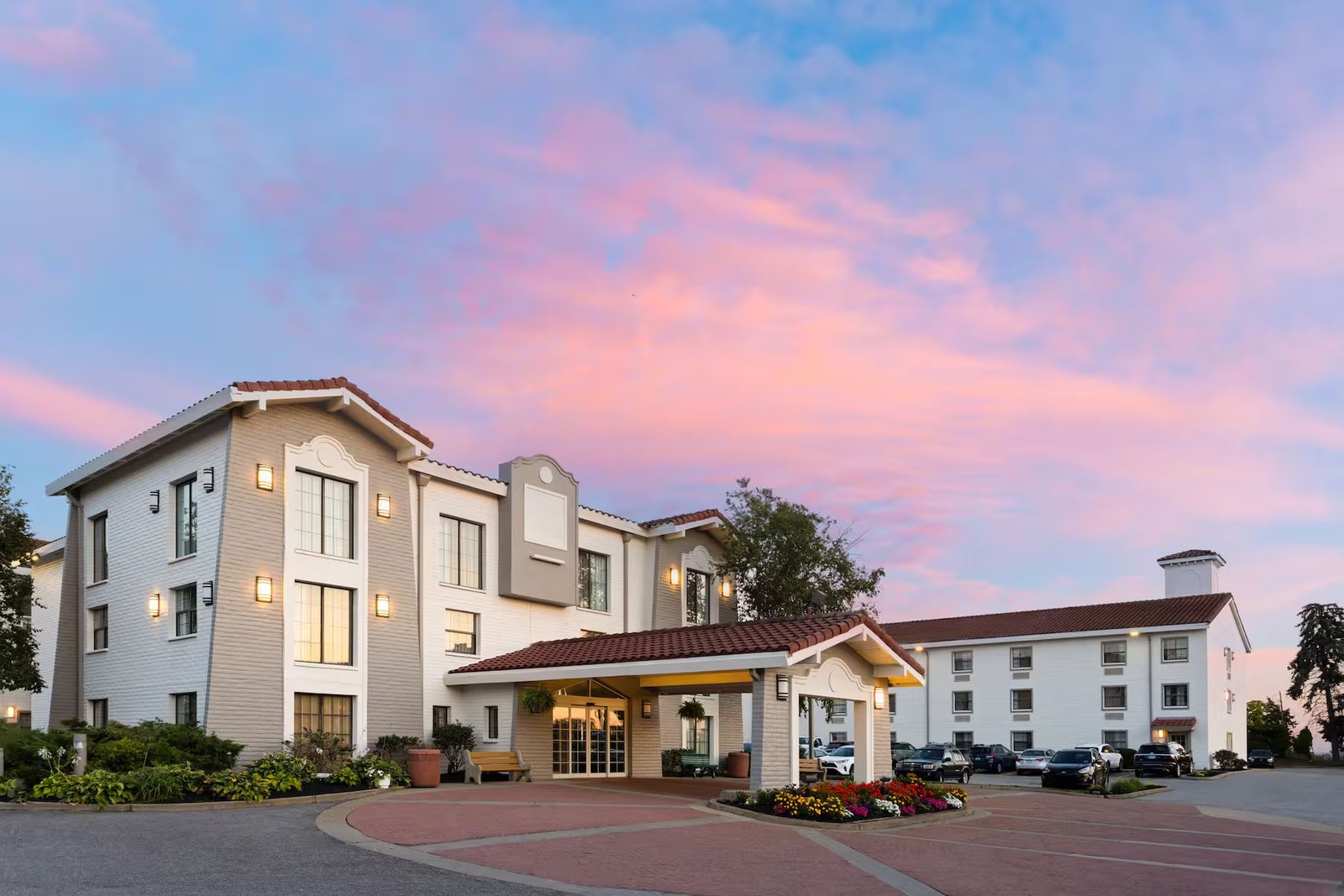 La Quinta Inn by Wyndham Pittsburgh Airport - The La Quinta is located 6 miles from Pittsburgh International Airport.