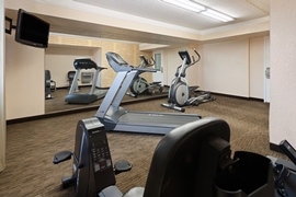 La Quinta Inn by Wyndham Pittsburgh Airport - Keep up with your exercise routine in the hotels fitness center.