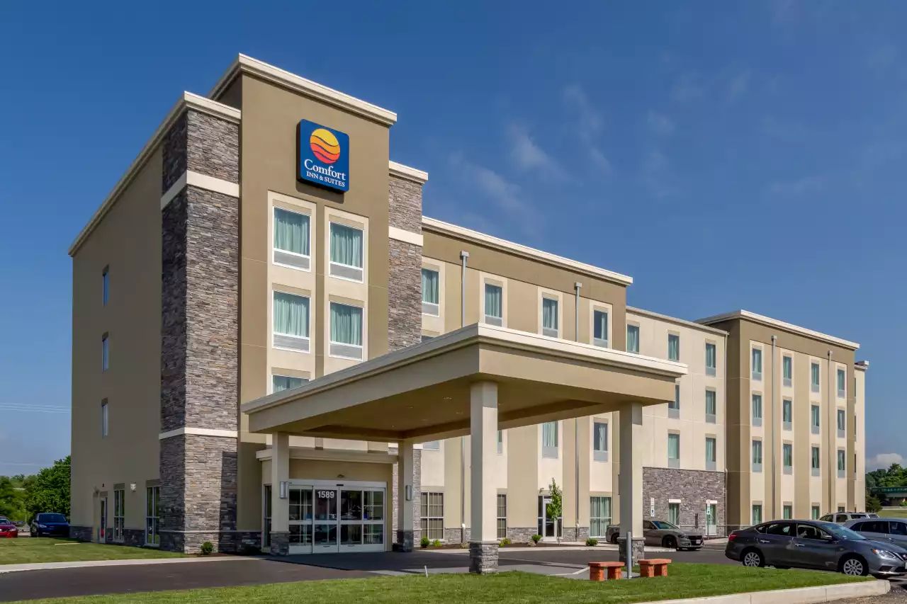 Comfort Inn & Suites Harrisburg Airport Hershey South - Conveniently located one mile from Harrisburg International Airport.