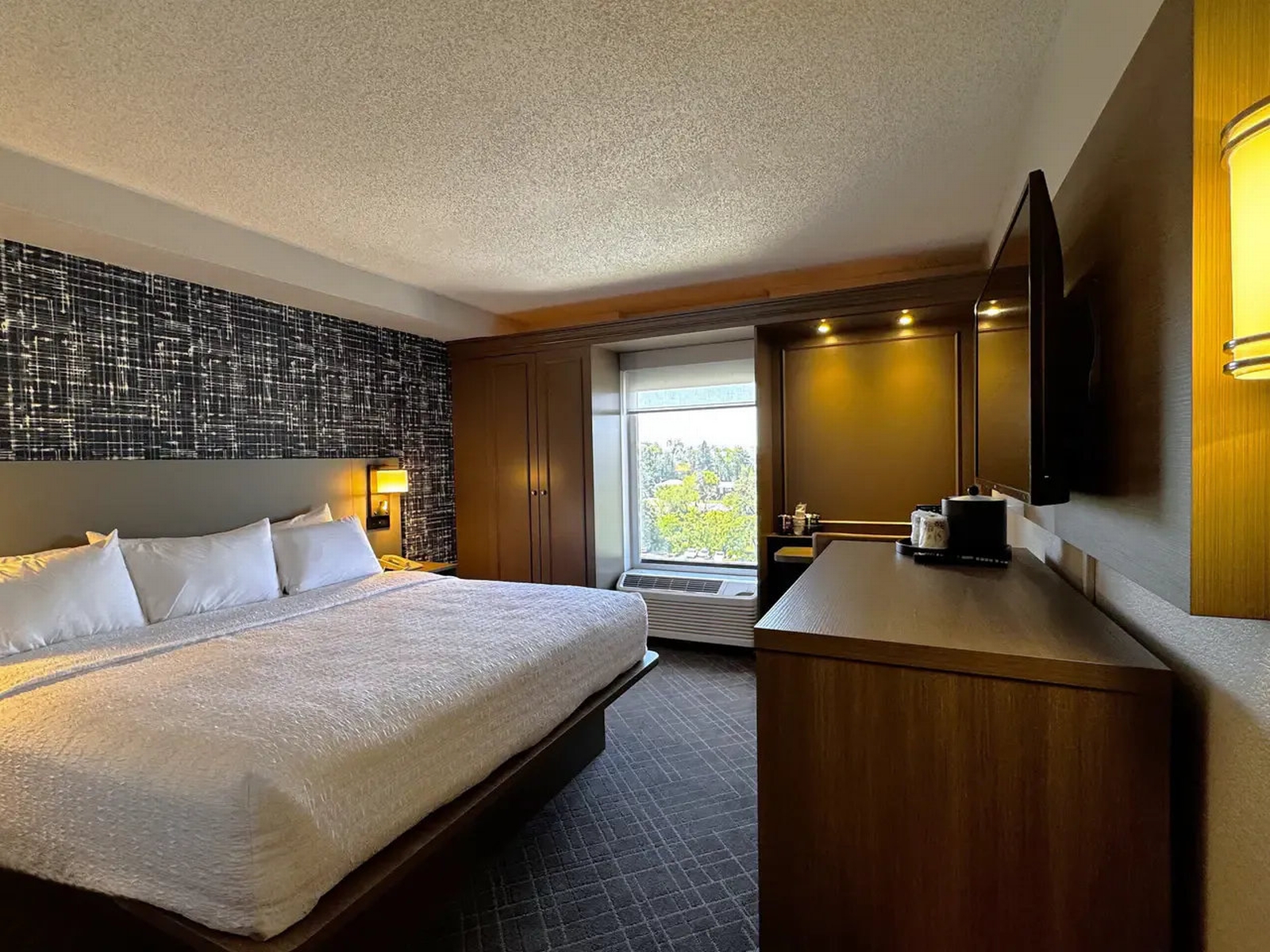 Pittsburgh Inn & Suites - The standard room with a king size beds includes free WiFi, a desk, and coffee maker.