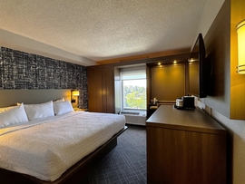 Pittsburgh Inn & Suites - The standard room with a king size beds includes free WiFi, a desk, and coffee maker.