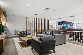 DoubleTree Hotel JFK Airport - Share drinks with travel companions in the hotel's lounge. 