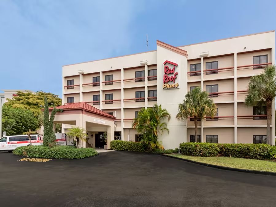 Red Roof Plus Miami Airport - The Red Roof Plus is located 1 mile from the Miami Airport & 10 miles from the Port of Miami.