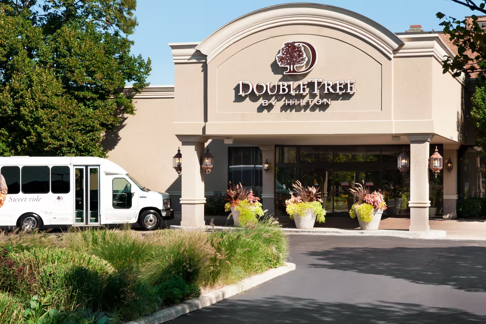 DoubleTree Hotel Alsip Chicago Midway Airport - The Doubletree Hotel is conveniently located within 9 miles Southwest of the MDW Airport. 