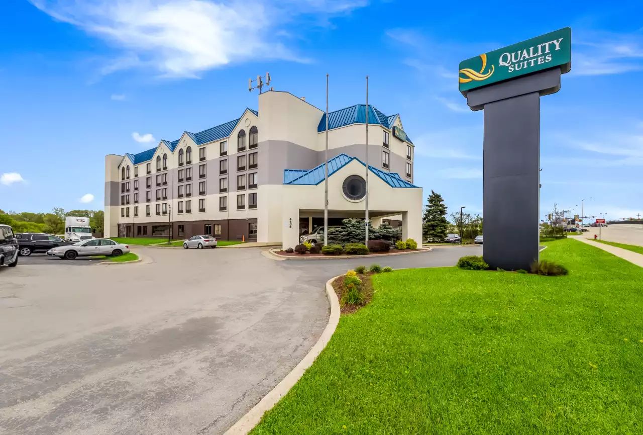 Quality Suites Milwaukee Airport - The Quality Suites is located just 10 minutes from Milwaukee Airport. 