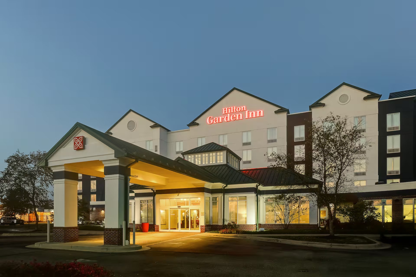 Hilton Garden Inn Indianapolis Airport - The Hilton Garden Inn is located 5 miles from the Indianapolis Airport.