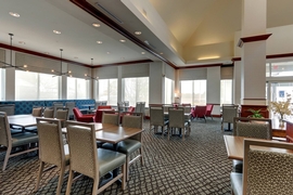 Hilton Garden Inn Indianapolis Airport - Enjoy a meal at the hotel.